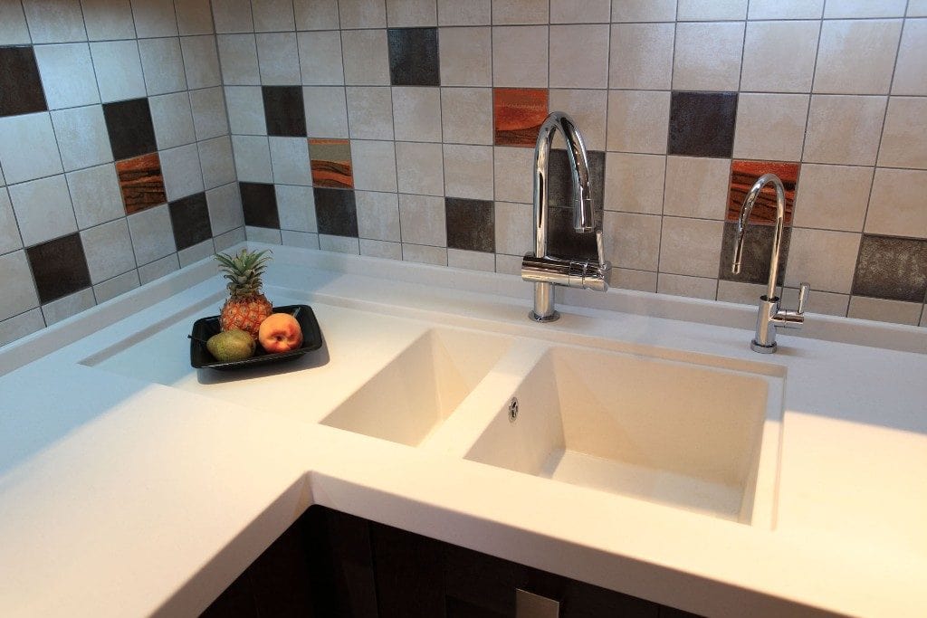 Белая столешница с литой мойкой