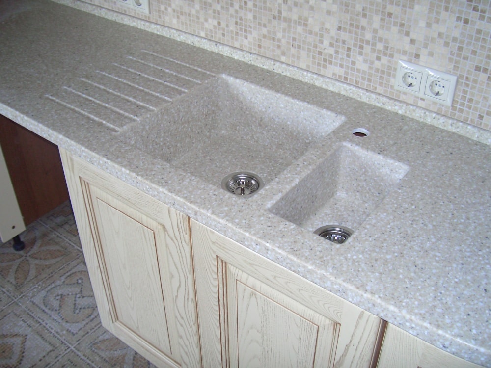Столешница из искусственного камня с двумя мойками