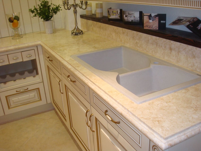 Бежевая столешница под мрамор