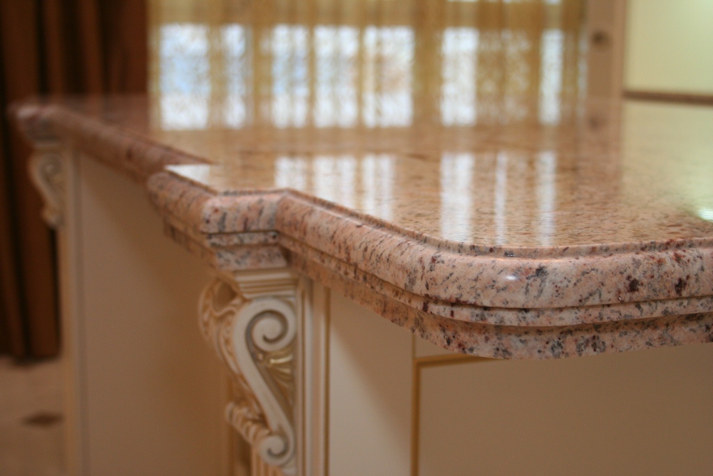 Фигурная составная кромка у столешницы