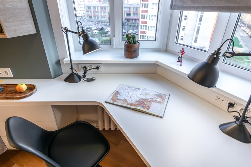 Столешница подоконник в комнате