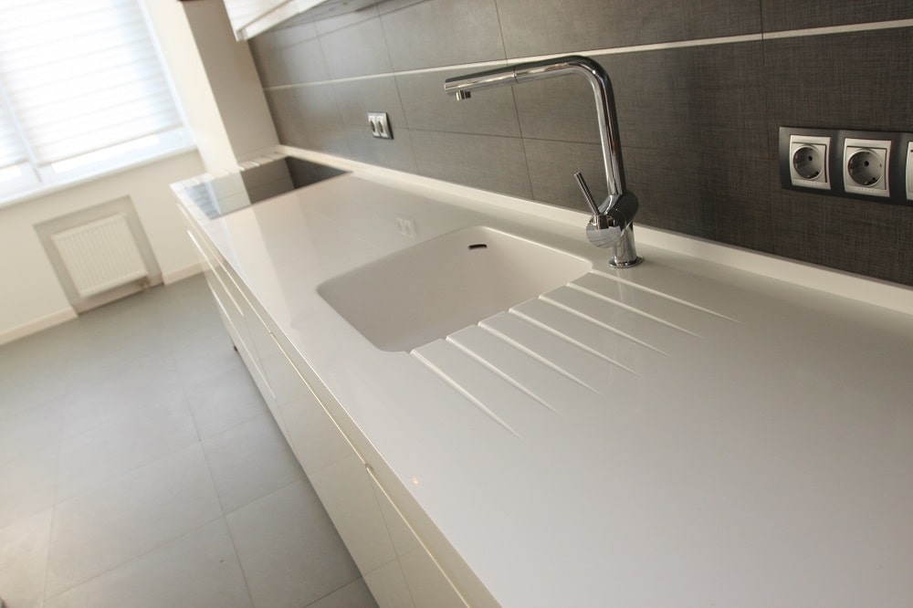 Белая акриловая столешница