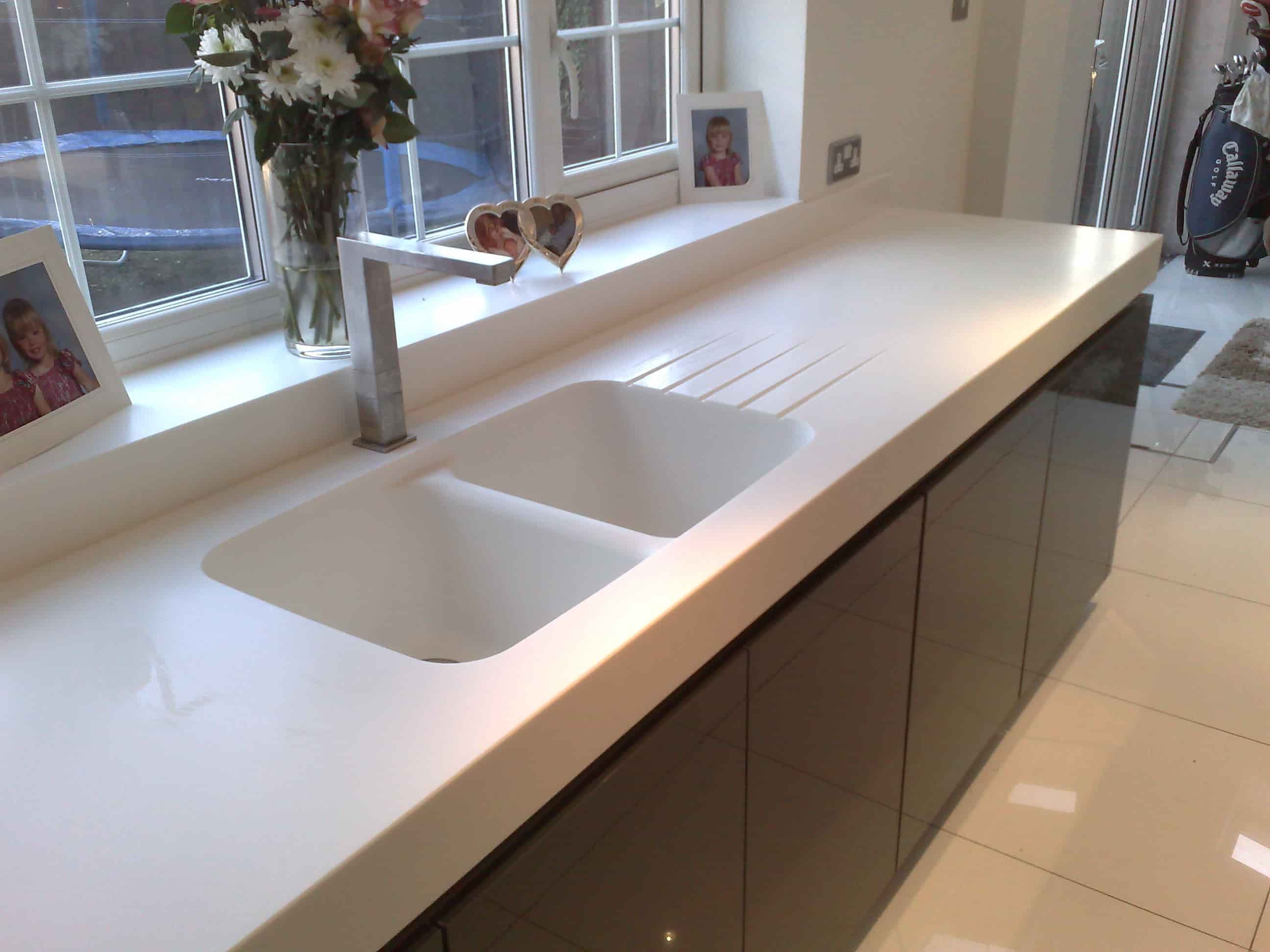 Кухонная столешница из белого акрилового камня