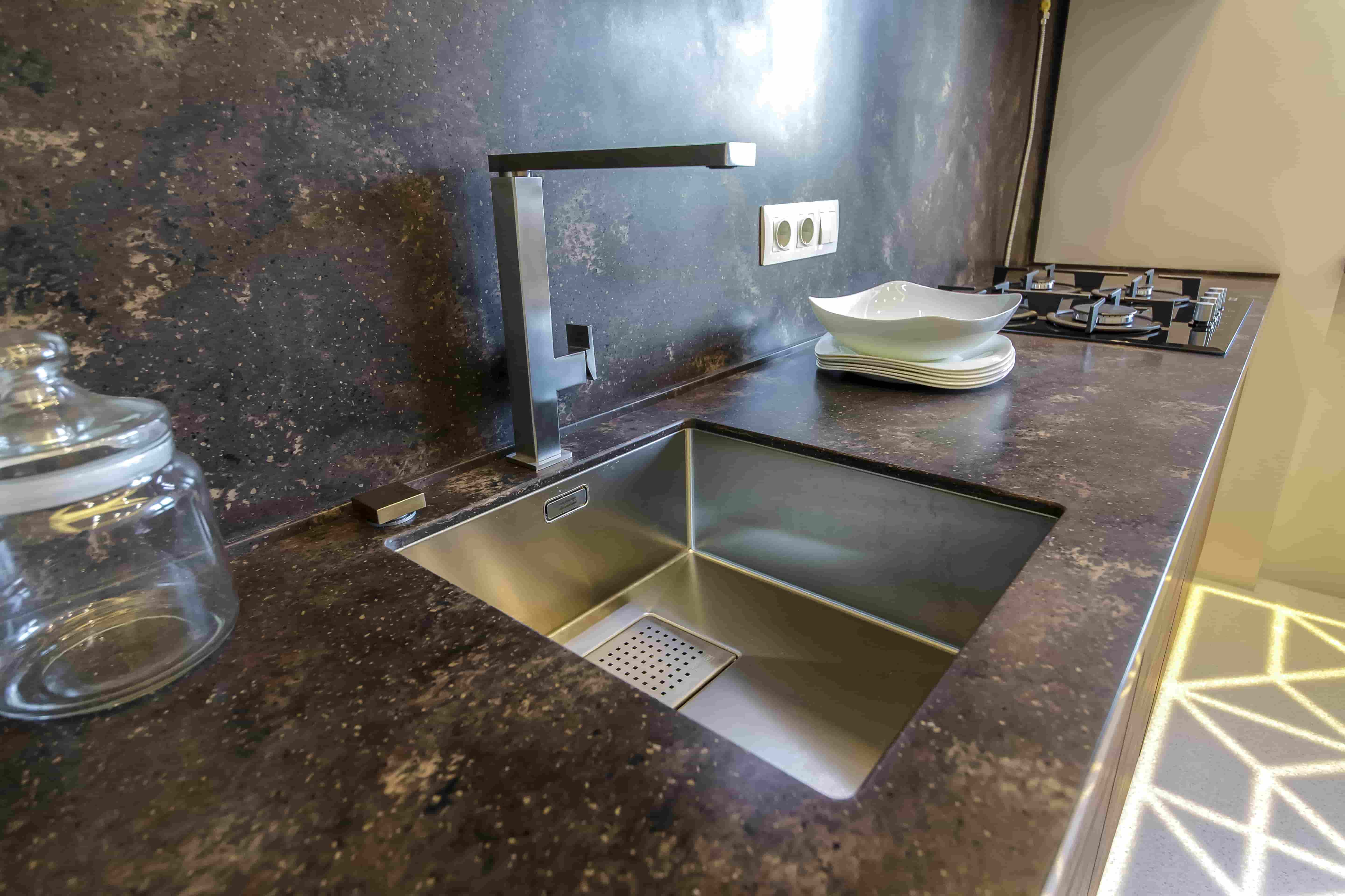 Фартук из искусственного камня на кухне