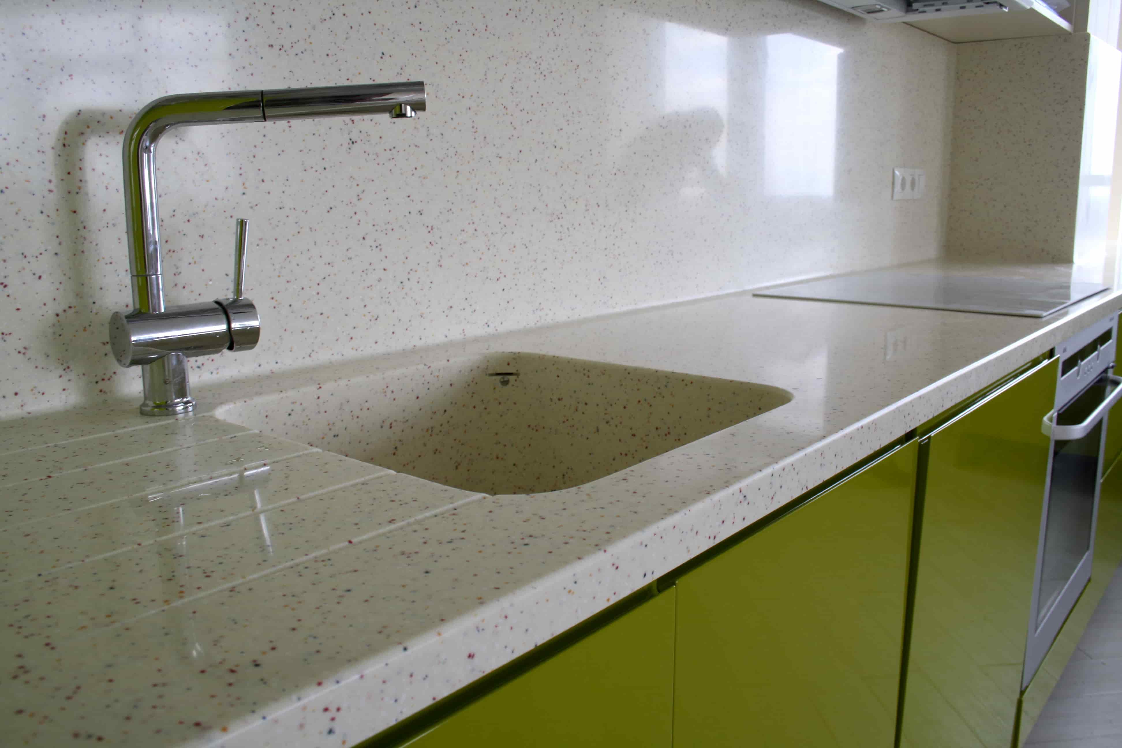 Фартук из искусственного камня светлый