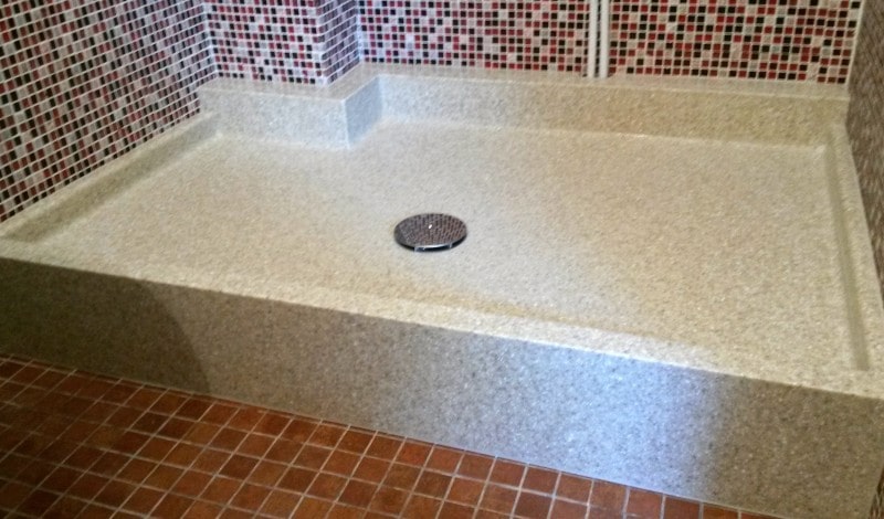 Светлый душевой поддон из искусственного камня