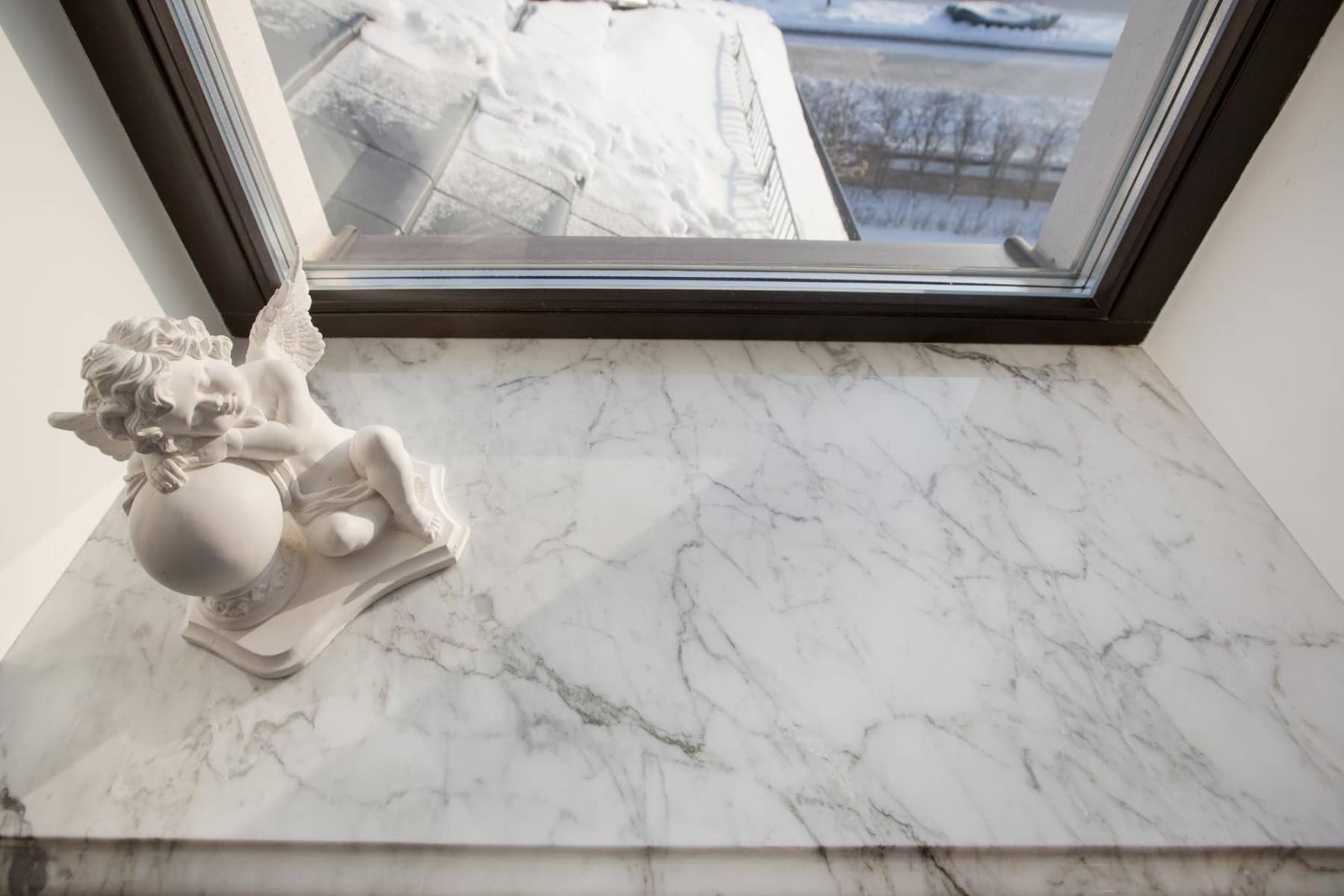 Подоконники из искусственного мрамора белые