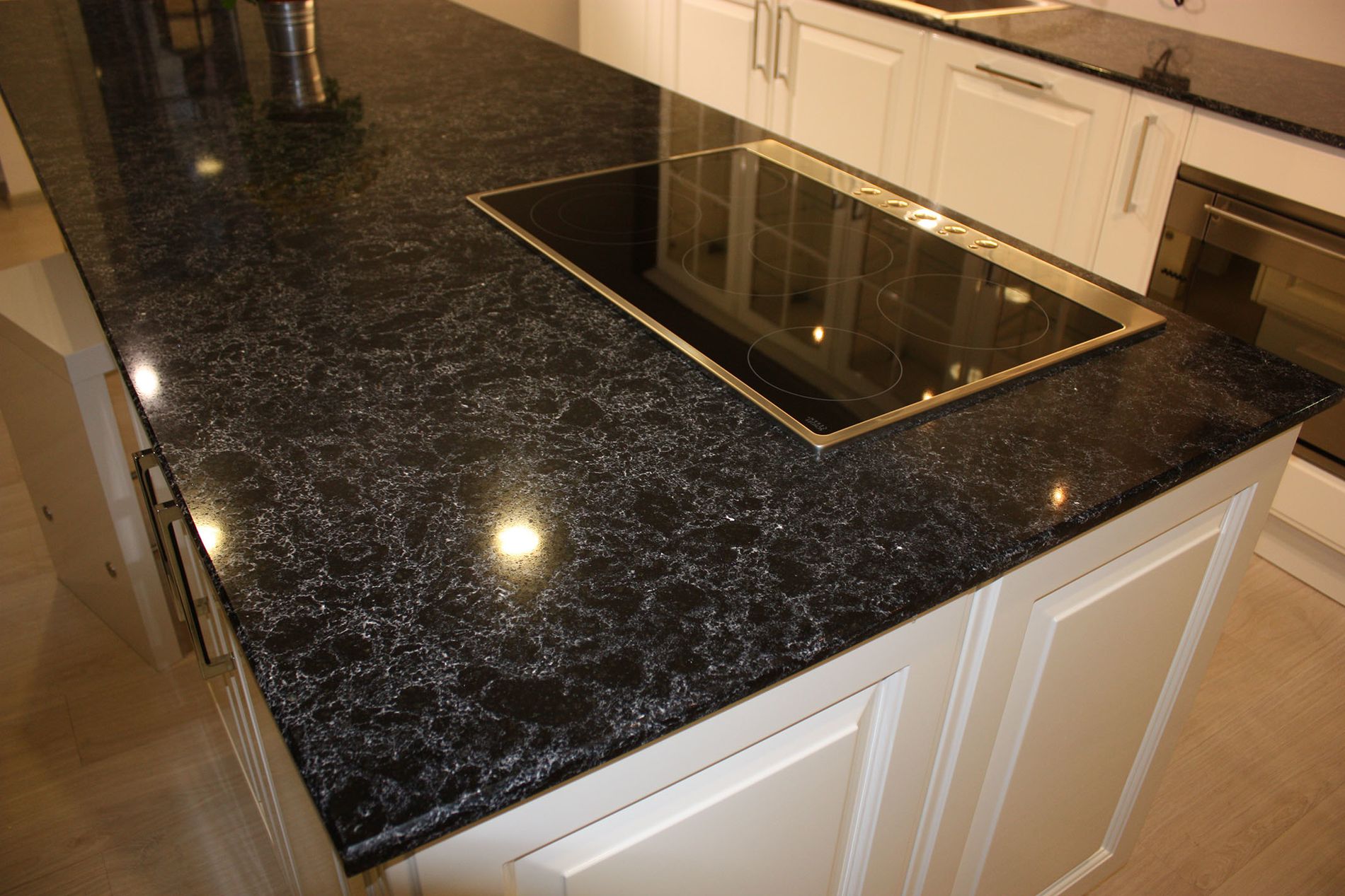 Столешница из кварцевого агломерата черная