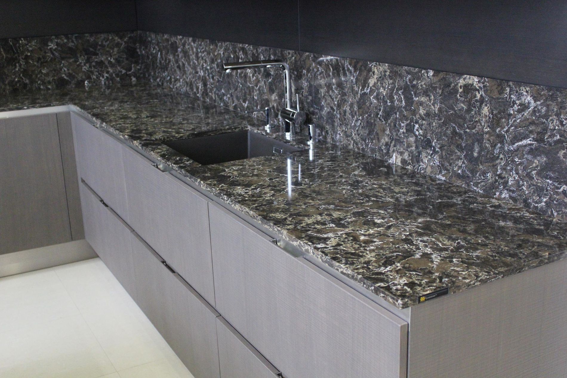 Столешницы из искусственного камня тёмная