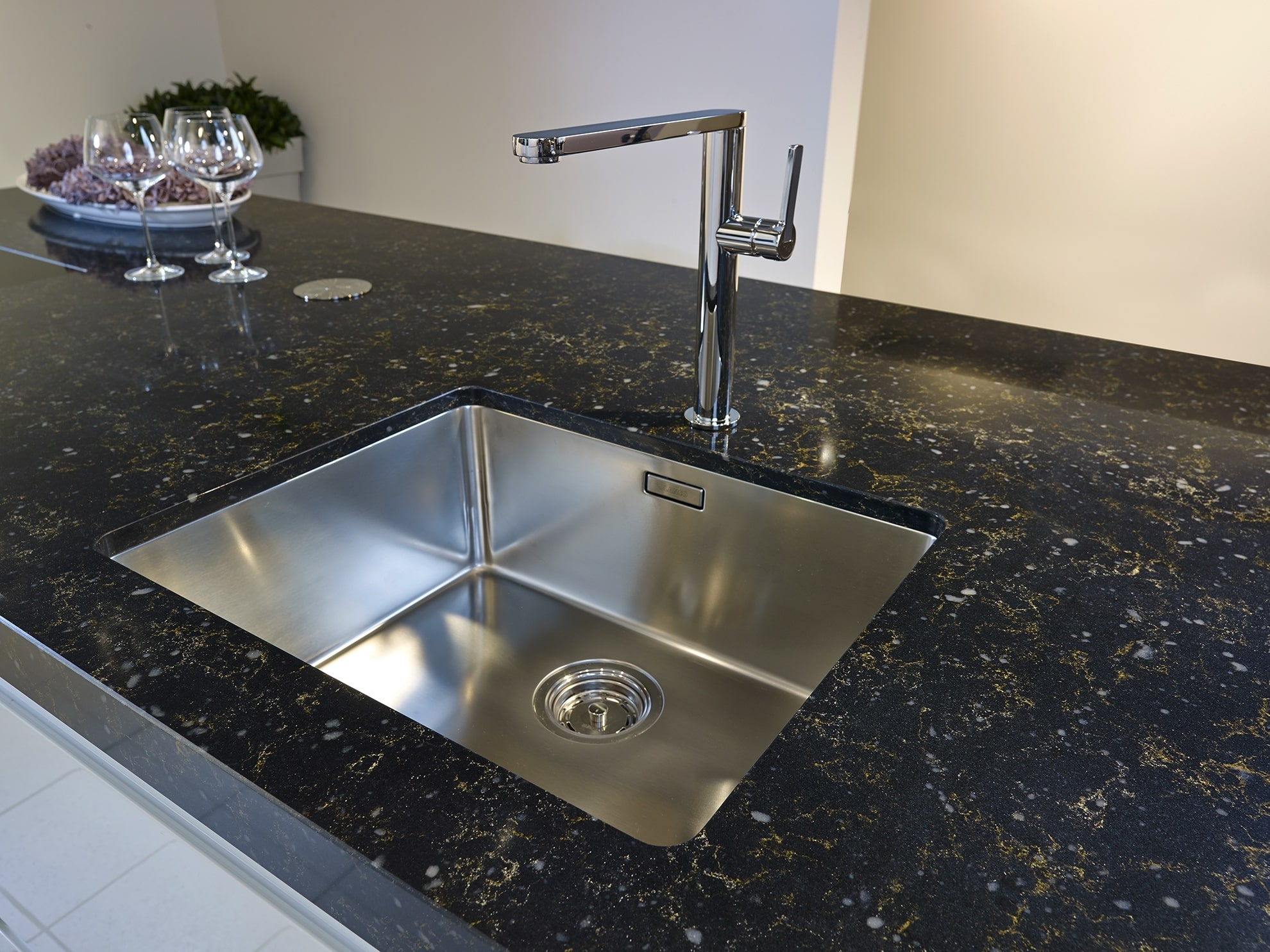 Столешница из кварцевого агломерата под мрамор