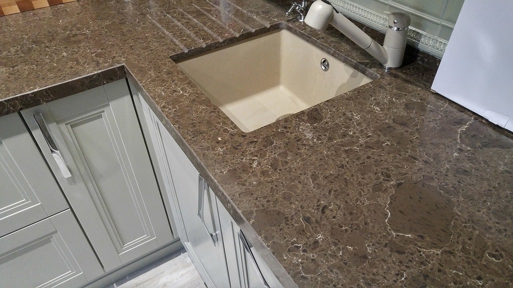 Столешница из кварцевого агломерата коричневая