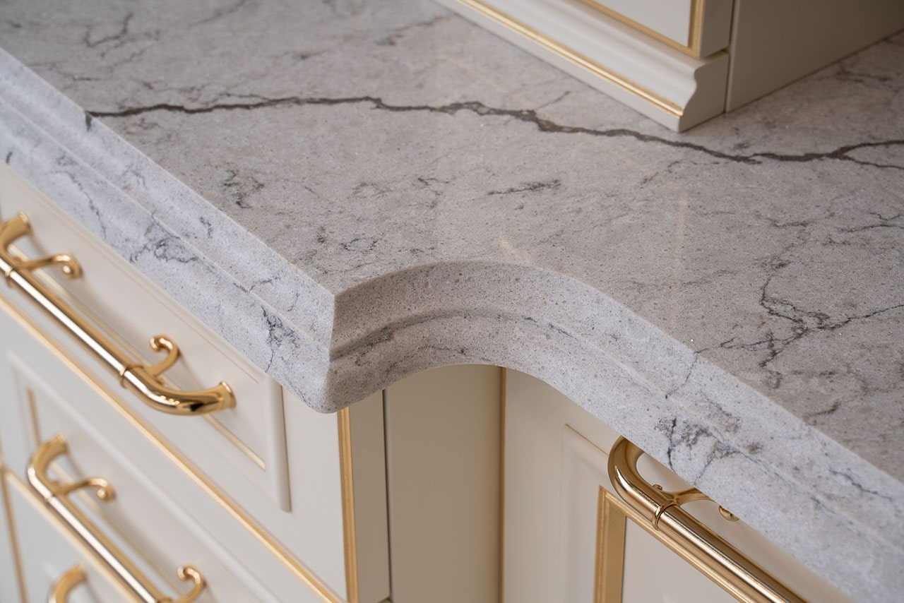 Столешница из кварцевого камня с фигурной кромкой