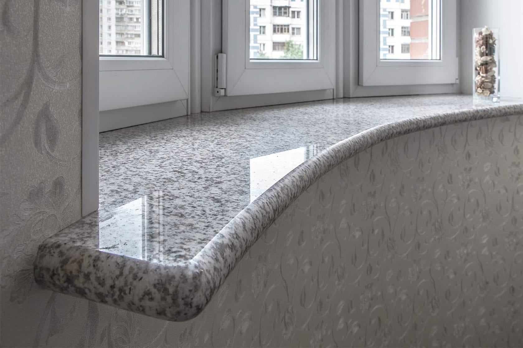 Подоконник из кварцевого агломерата радиусный