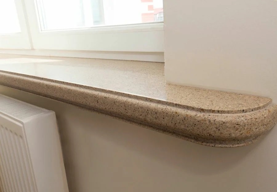 Подоконник из кварцевого камня с фигурной кромкой