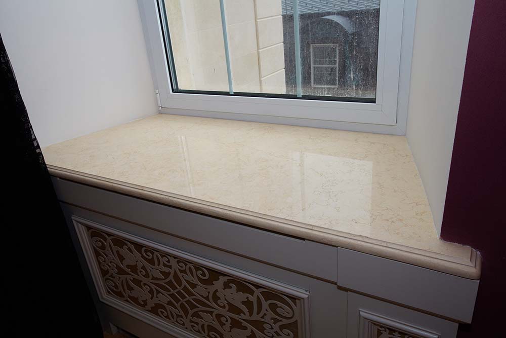 Подоконник из кварцевого агломерата светлый