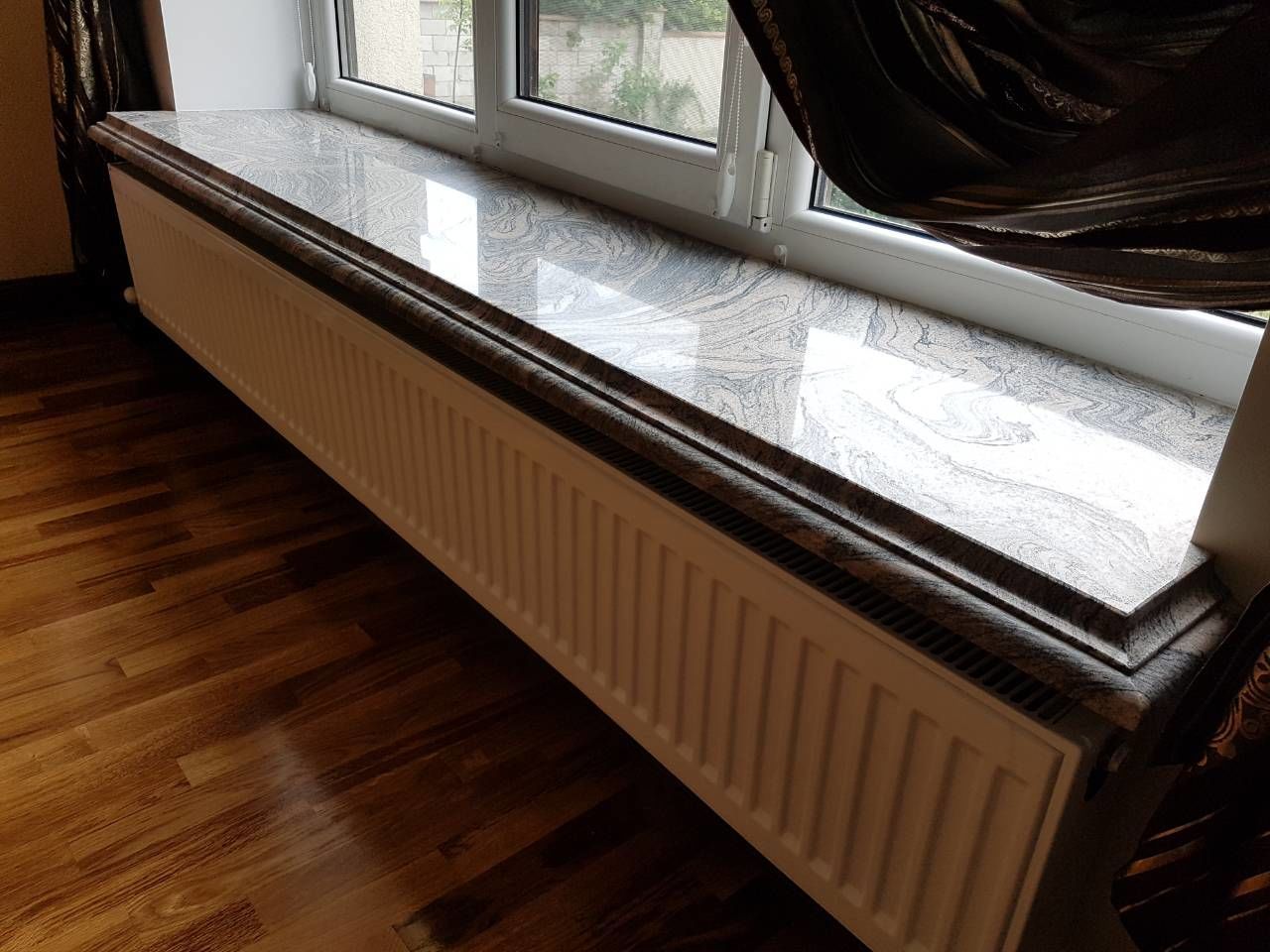 Подоконник из кварцевого агломерата под мрамор