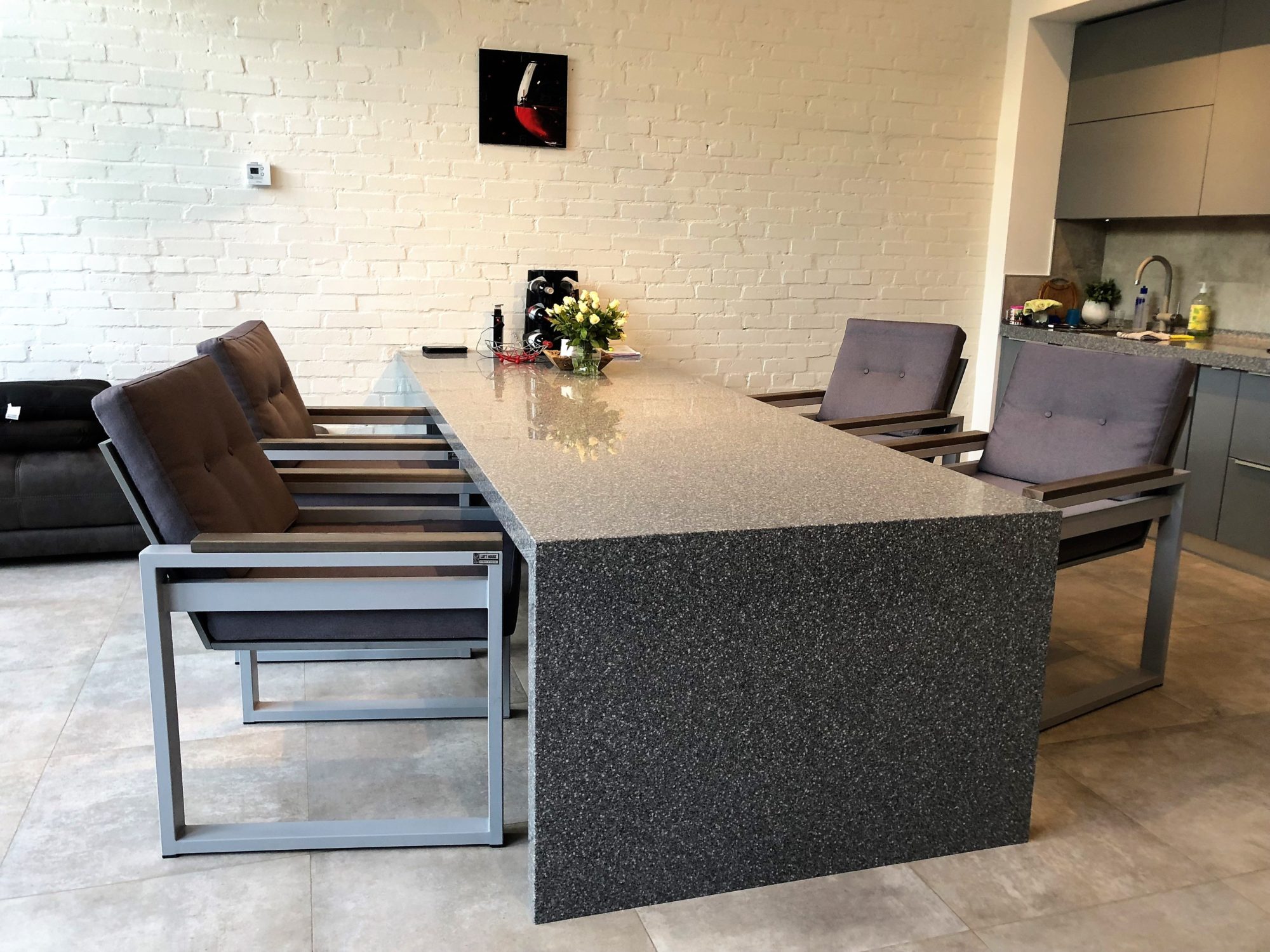 Стол из кварцевого агломерата в квартиру