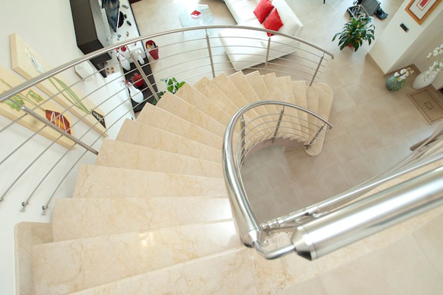 Ступени из кварцевого агломерата для дома