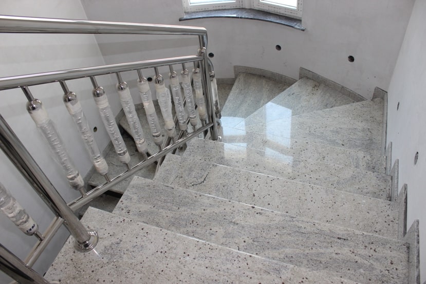 Ступени из кварцевого агломерата серые