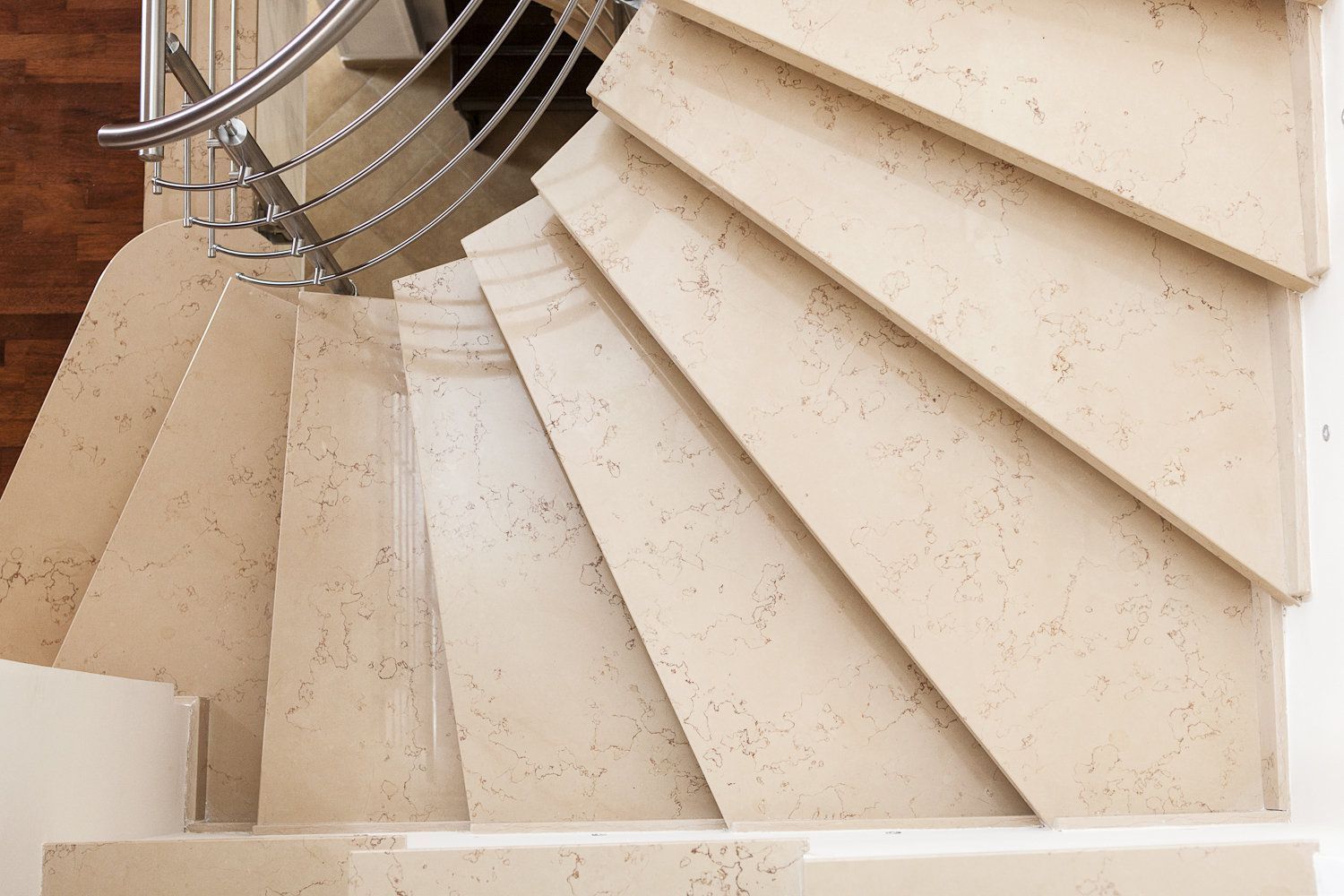 Ступени из кварцевого агломерата для лестницы в дом