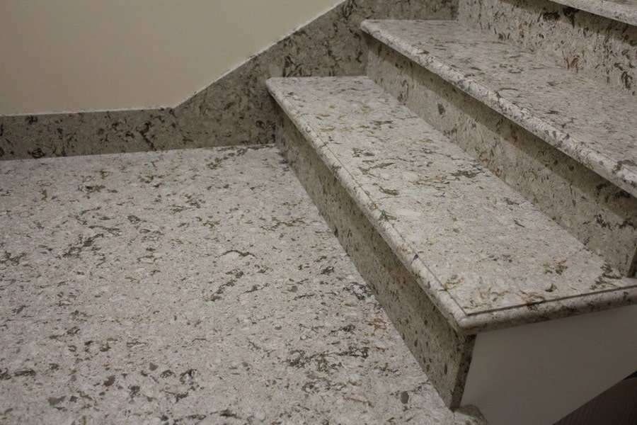 Ступени из кварцевого камня под мрамор