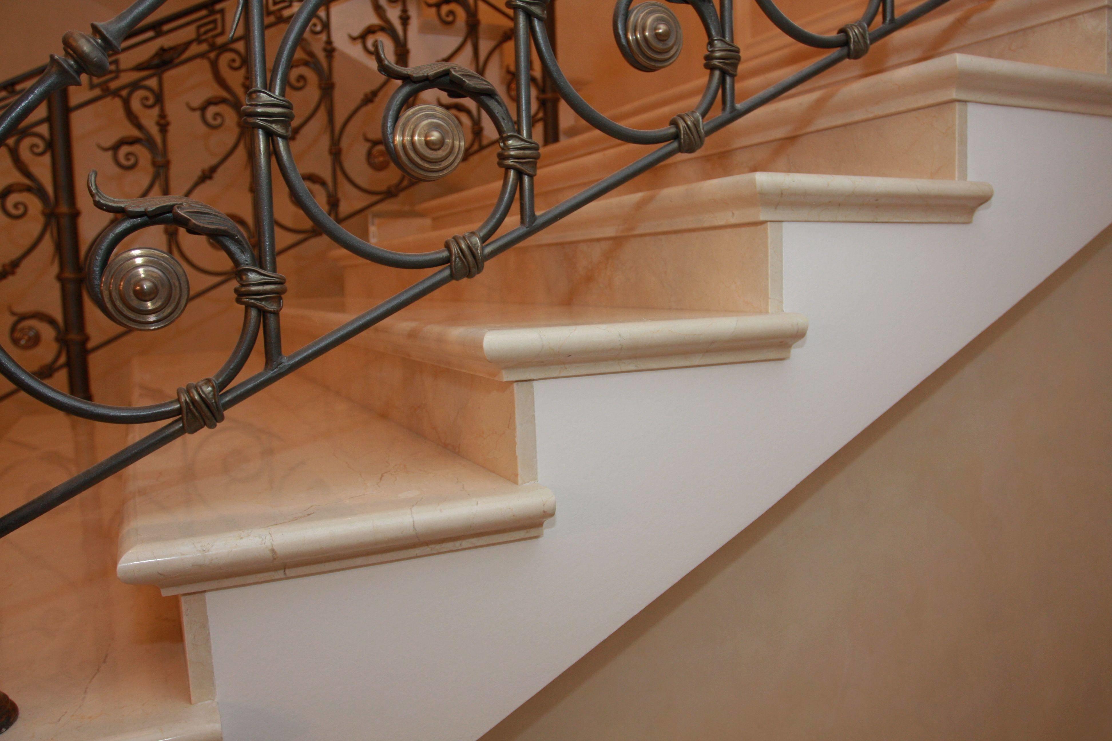 Ступени из кварцевого агломерата под мрамор