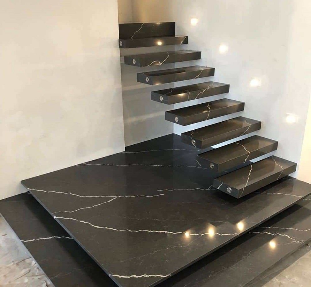 Ступени из кварцевого агломерата чёрные