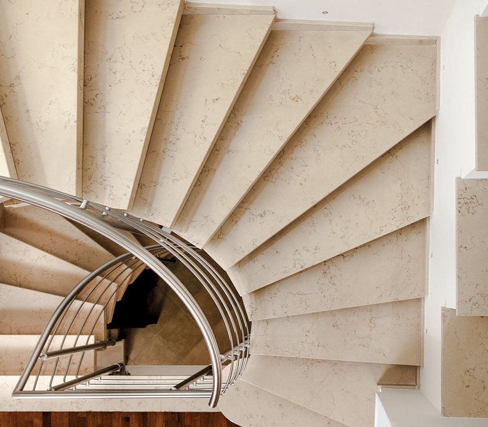 Ступени из кварцевого агломерата для лестницы