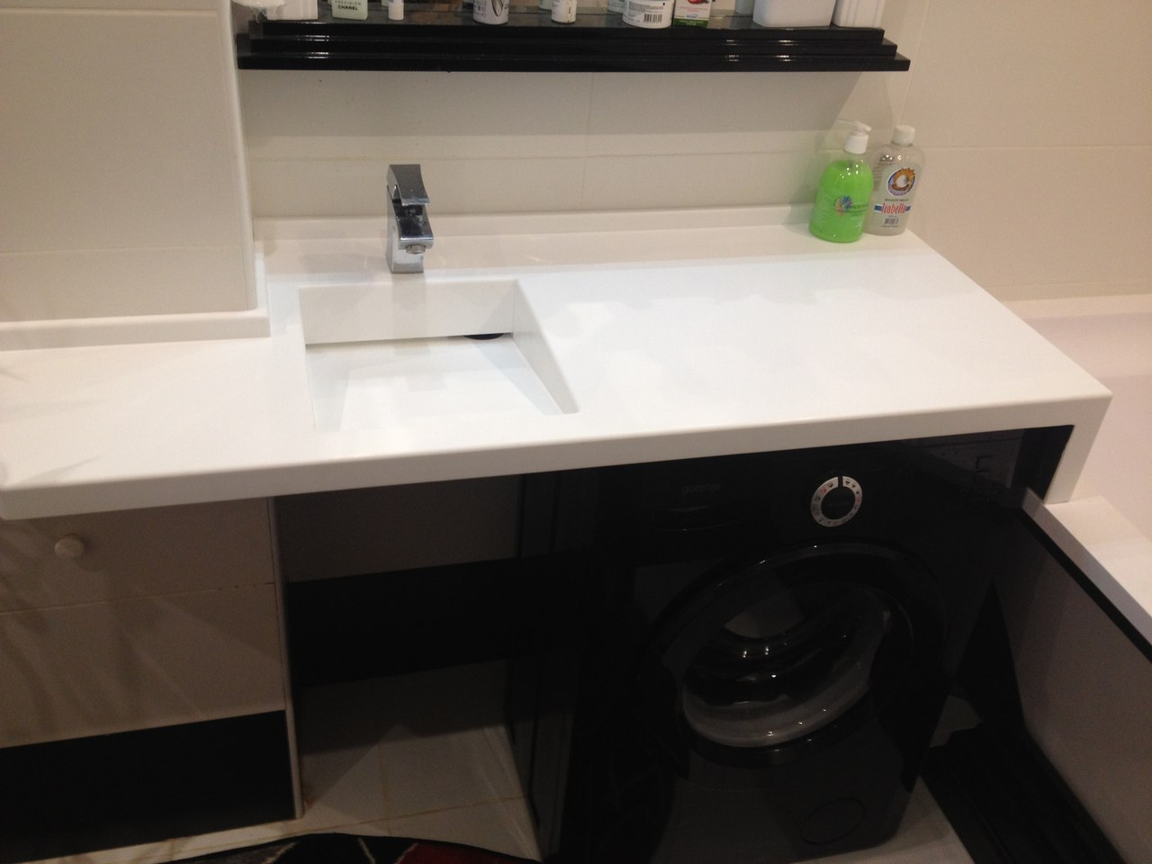 Белая столешница из искусственного камня в ванной