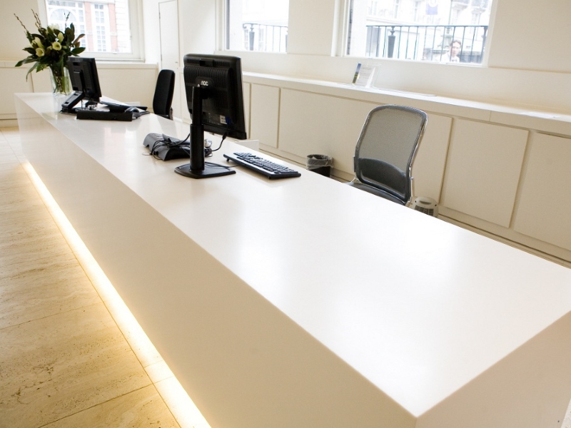 Белый ресепшн из искусственного камня