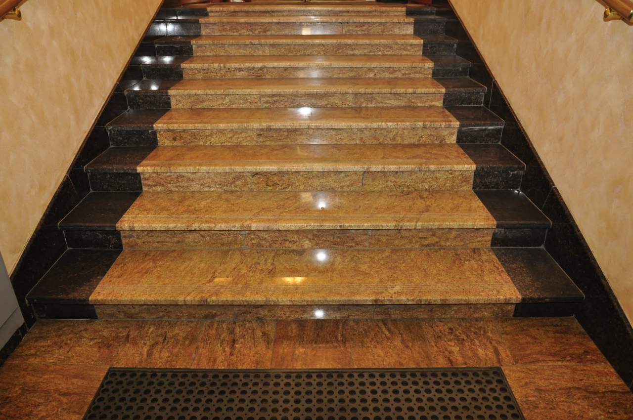 Ступени из искусственного камня для лестницы