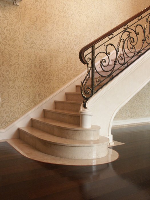 Ступени из светлого искусственного камня