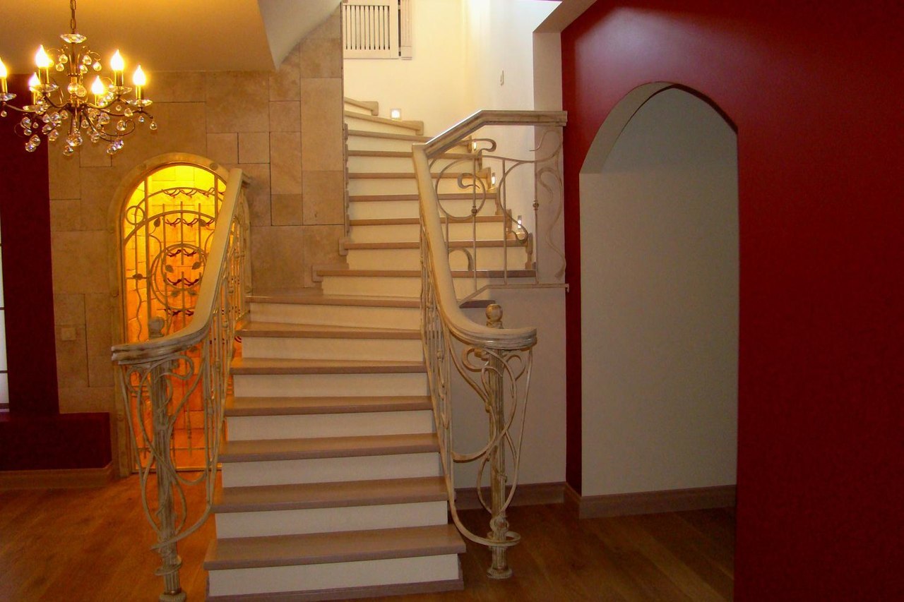 Ступени из искусственного камня для лестницы в дом