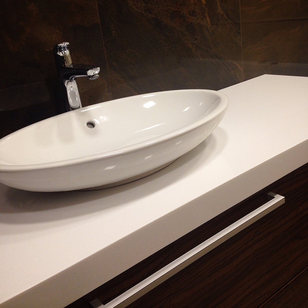 Прямая столешница из искусственного камня в ванной