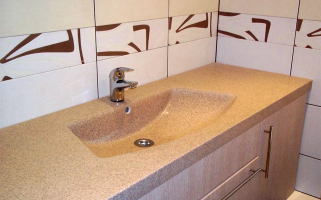 Столешница с раковиной из искусственного камня в ванной