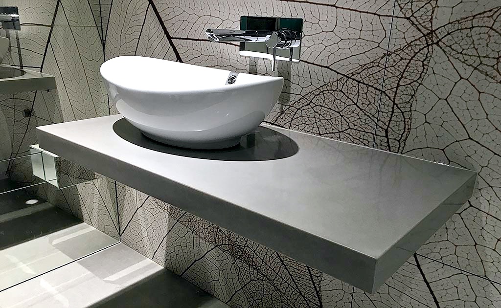 Серая столешница из искусственного камня в ванной комнате